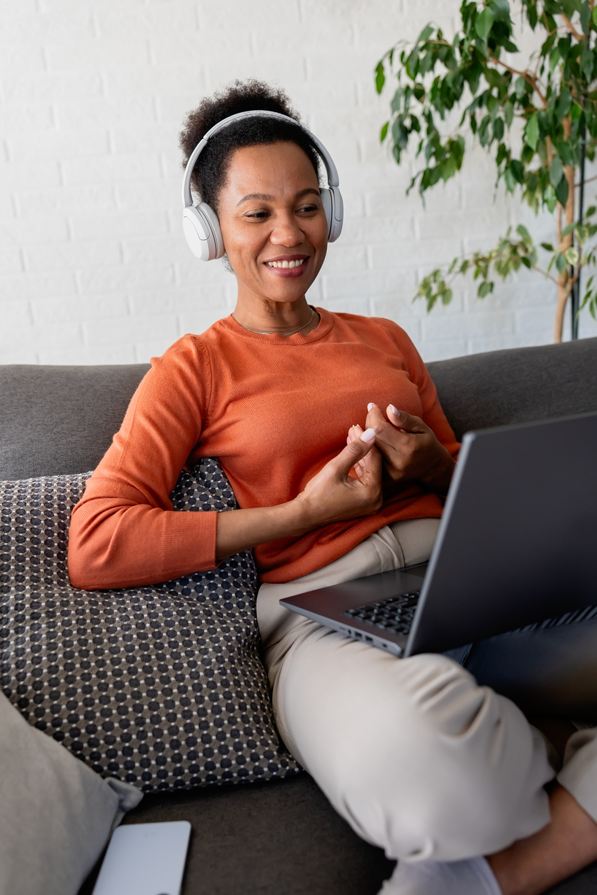 Studnet med øretelefoner og laptop