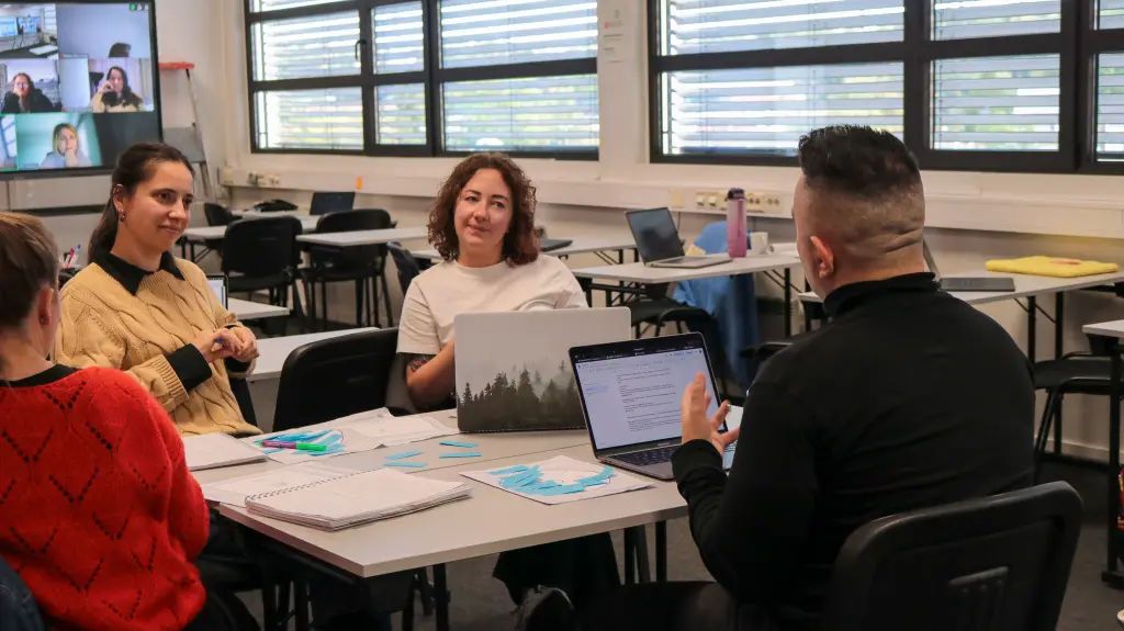 Kvinnelig student deltar på en undervisning med flere studenter digitalt