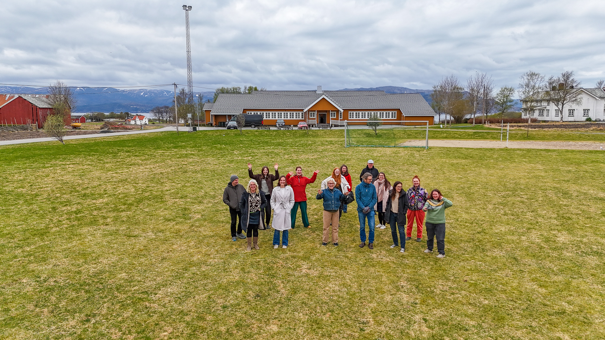 Prosjektgruppen i MERSE besøker Velferden i Hasselvika (dronefoto) 