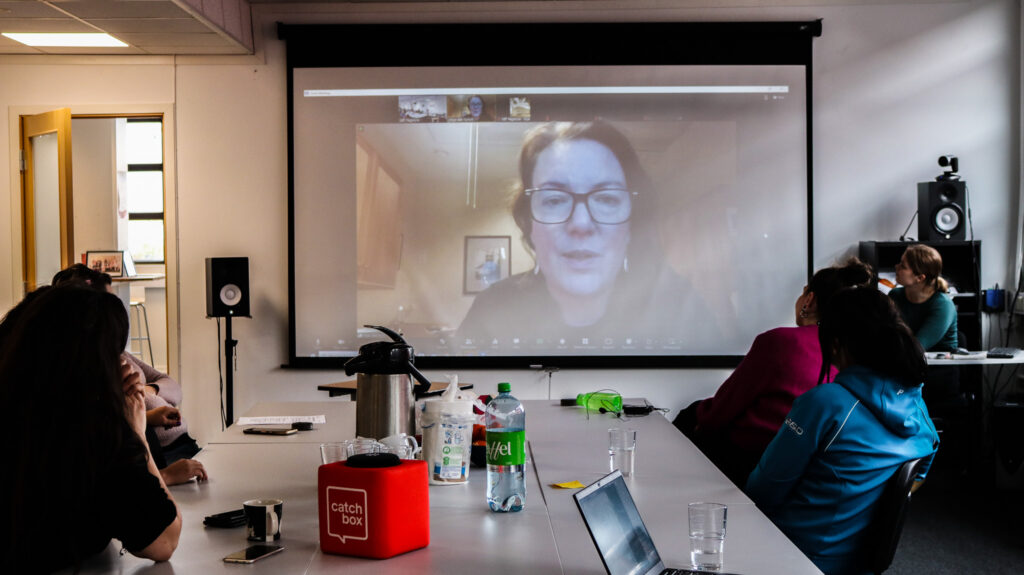 Hege Bae Nyholt holder digitalt innlegg ved KBT Fagskole (bilde)