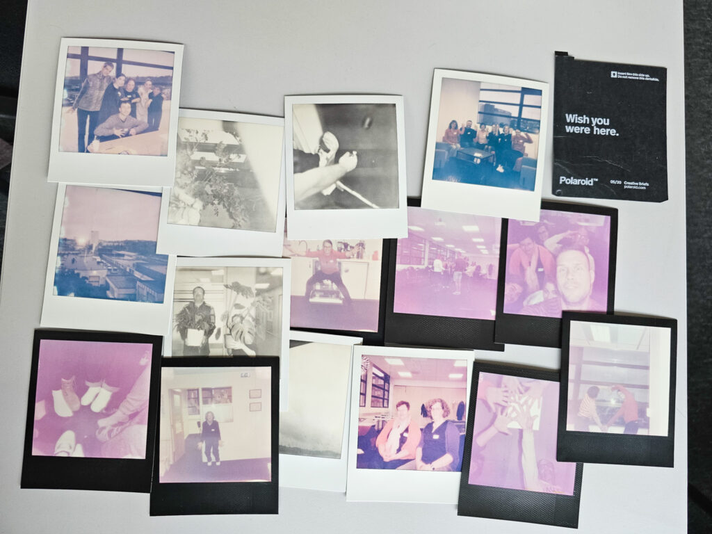 Polaroidbilder strødd utover et bord (bilde)