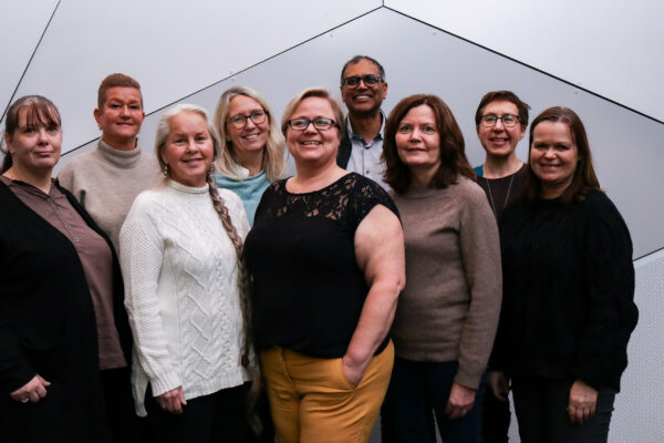 Bilde av prosjektgruppe med gjester - erfaringmedarbeidere i demensomsorgen