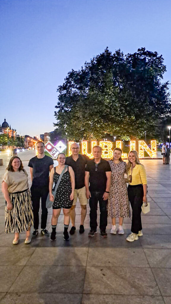 Bilde av en gruppe mennesker foran et skilt hvor det står "I <3(heart) Lublin"