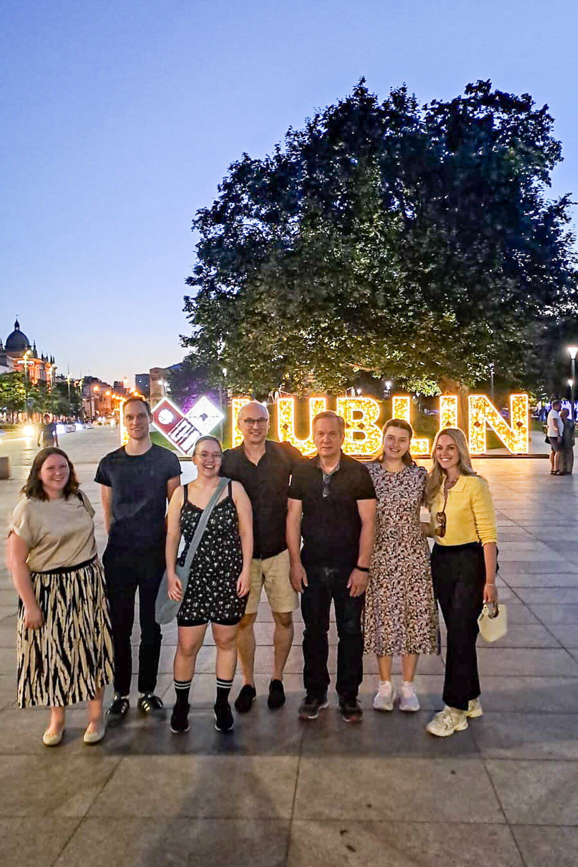 Bilde av en gruppe mennesker foran et skilt hvor det står "I <3(heart) Lublin"