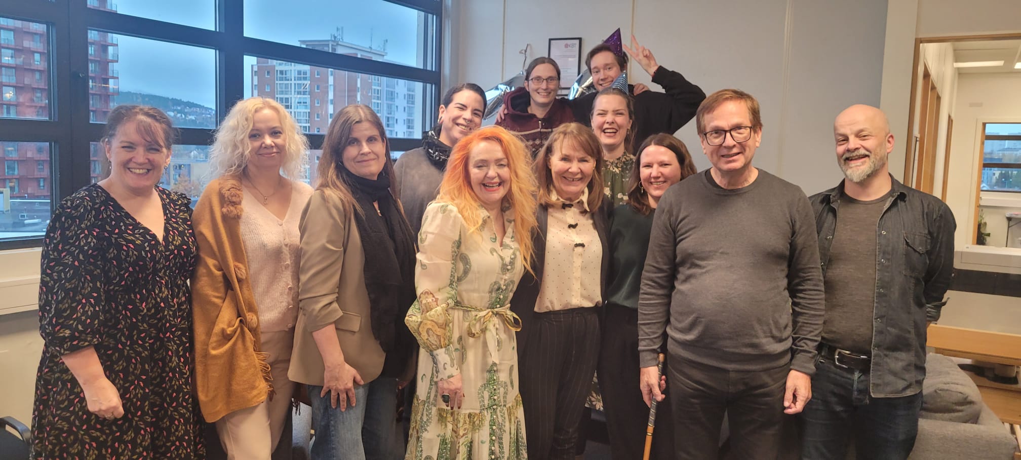 Bilde av en gruppe smilende mennesker