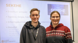 Bilde av Vebjørn Ørsjødal og Yvonne Vornes. I bakgrunnen er et lerret hvor det står SEKEHE