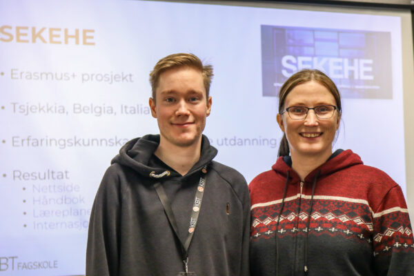 Bilde av Vebjørn Ørsjødal og Yvonne Vornes. I bakgrunnen er et lerret hvor det står SEKEHE