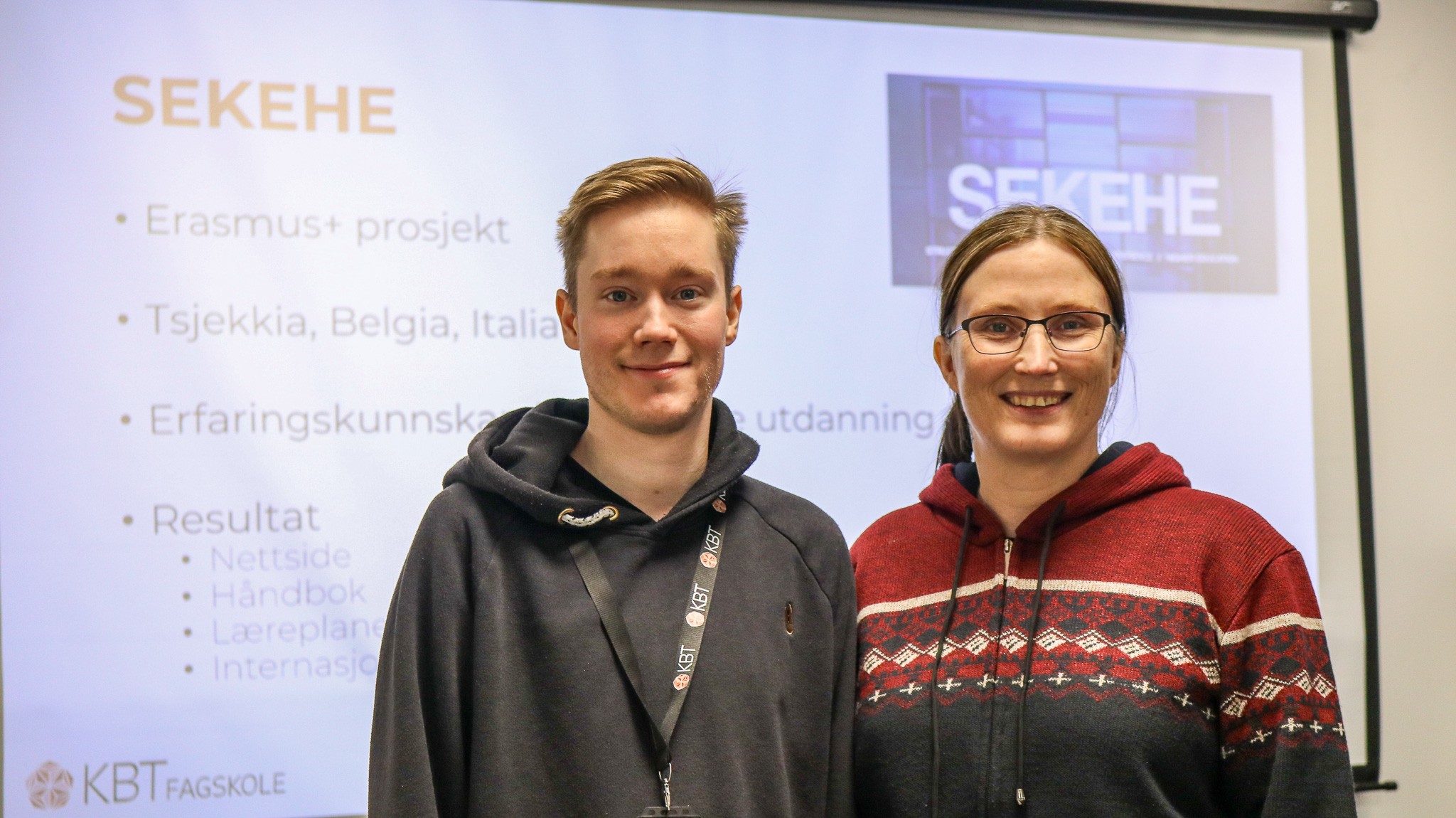 Bilde av Vebjørn Ørsjødal og Yvonne Vornes. I bakgrunnen er et lerret hvor det står SEKEHE