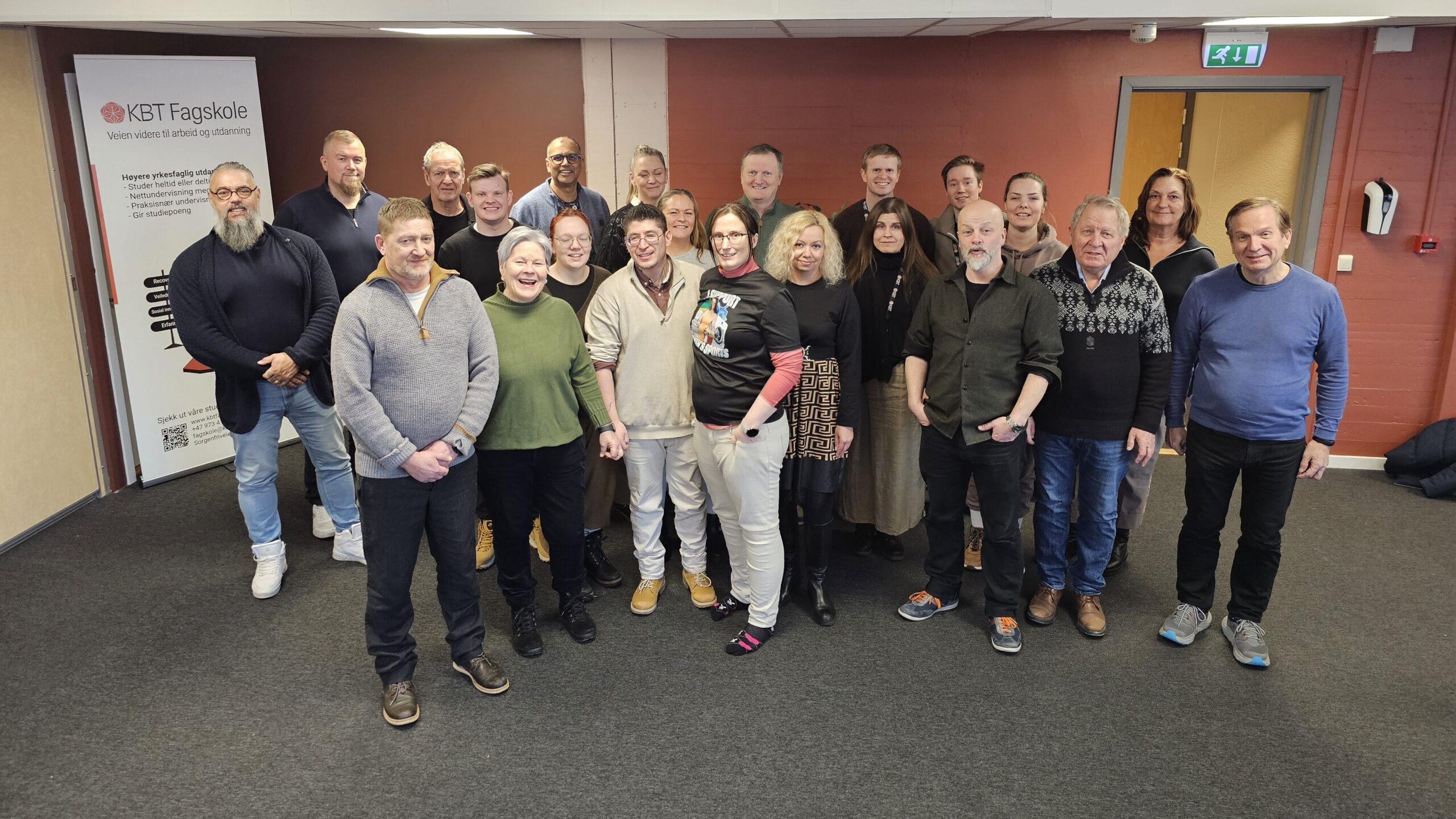 Bilde av en gruppe mennesker som står oppstilt og smiler til kamera