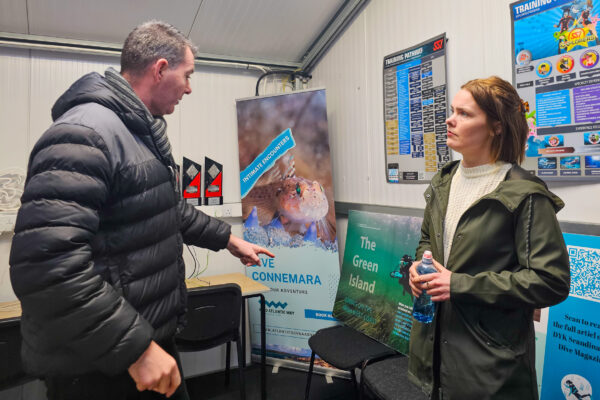 Bilde av en mann og en dame i et kurslokale